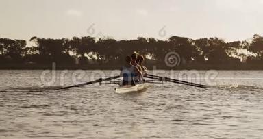 男子<strong>划船</strong>队在湖上<strong>划船</strong>的后景